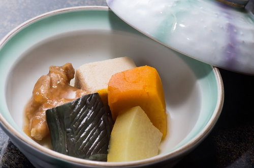 旅館栄太郎の季節の煮物の炊き合わせ～かぼちゃと大根と筍