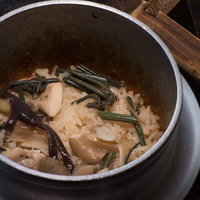 奥飛騨温泉郷・栄太郎の季節の山菜釜飯、わらびとぜんまいが彩る土鍋の炊き込みご飯の写真