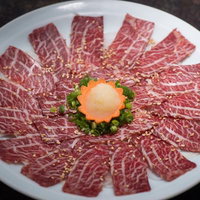 平湯温泉の旅館栄太郎で提供される霜降り馬刺し定食の夕食の写真
