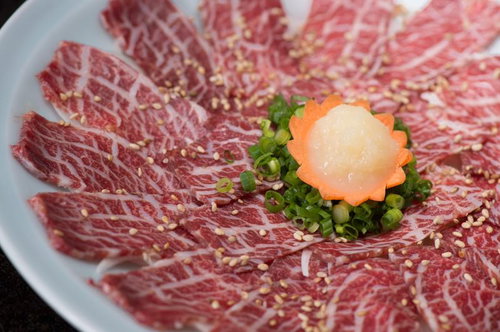 おろしにんにくと刻みネギで食べる霜降り馬刺し