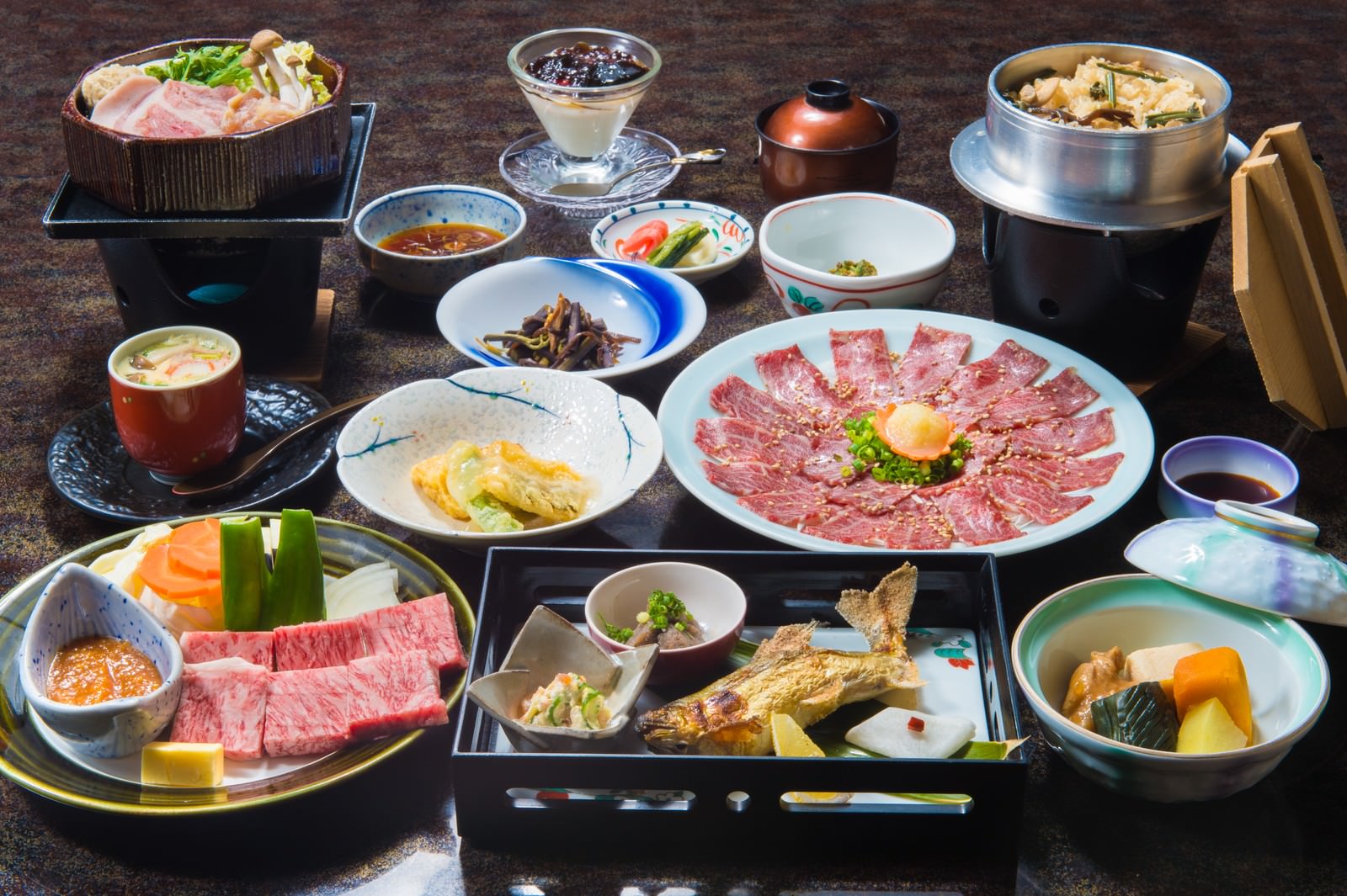 飛騨牛サーロインとしゃぶしゃぶが並ぶ旅館の夕食会席