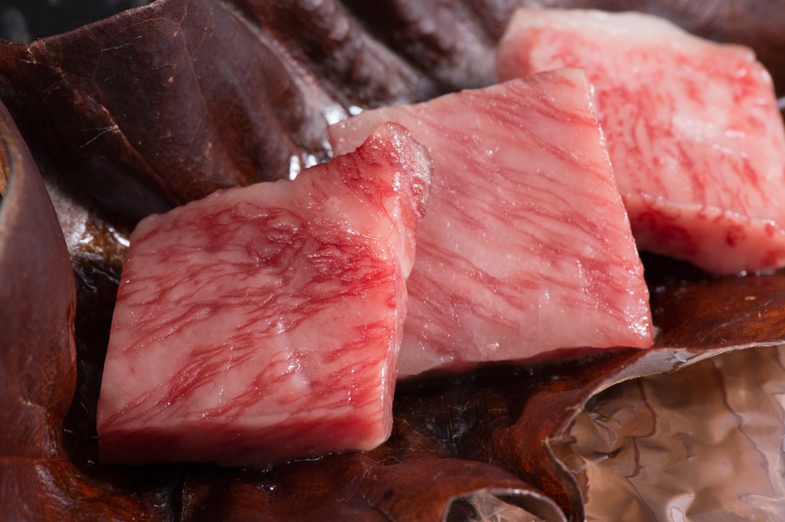 木の板に並ぶ飛騨牛サーロインの霜降り肉