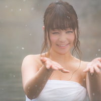 雪が舞う中での露天風呂入浴、女性の後ろ姿の写真