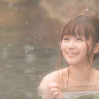 露天風呂から降雪を楽しむ女性の写真