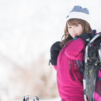 スノーシューを肩に担ぐ冬のアウトドア女性の写真