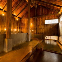 平湯館の歴史ある木造内湯で楽しむ源泉かけ流しの湯の写真