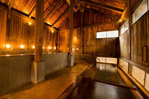 平湯館の歴史ある木造内湯で楽しむ源泉かけ流しの湯