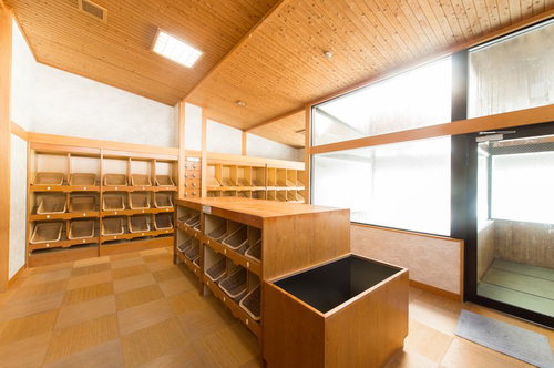 床暖房と敷畳で足元があたたかい岡田旅館の温泉の脱衣場
