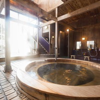 平湯温泉の内湯・浴場施設。円形の木製浴槽がある旅館の浴場の写真