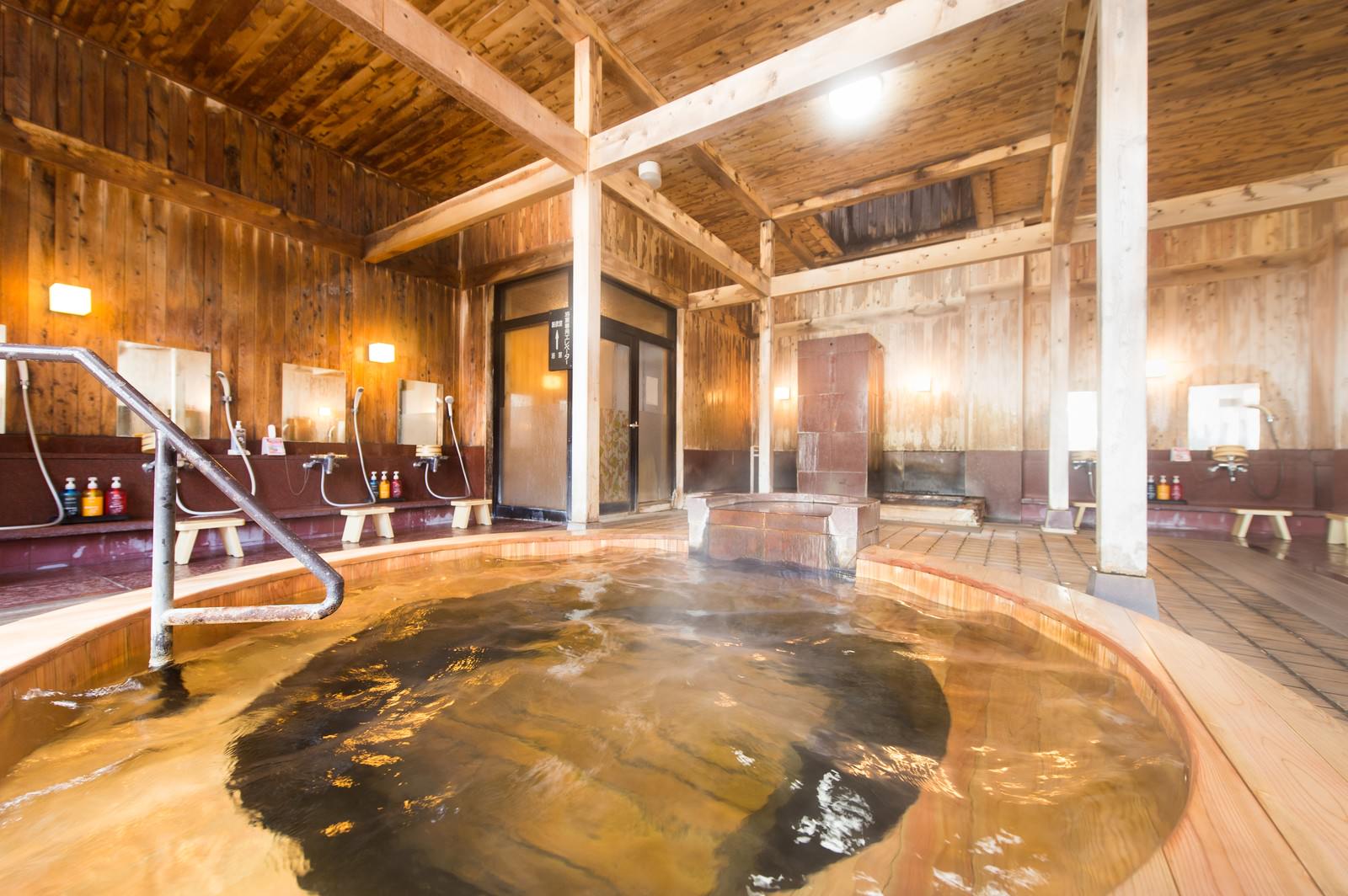 平湯温泉・岡田旅館の源泉かけ流し内湯と湯の花