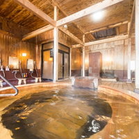 岡田旅館の平湯温泉源泉かけ流し内湯に浮かぶ湯の花の写真