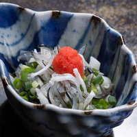 飛騨ふぐの皮を細かく刻んだ珍味を青い器に盛り付けの写真
