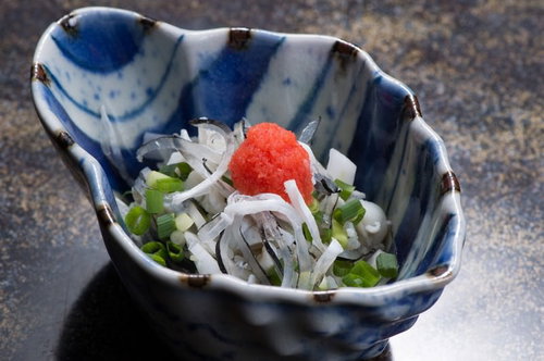 飛騨ふぐの皮を細かく刻んだ珍味を青い器に盛り付け