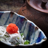 飛騨のふぐのコリコリの皮に添えたピリ辛のもみじおろしの写真