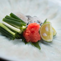 皿が透き通るほどの薄さ。栄太郎の飛騨ふぐのテッサの写真