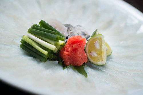 皿が透き通るほどの薄さ。栄太郎の飛騨ふぐのテッサ