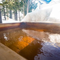 平湯温泉の足湯から北アルプスの雪景色を眺めるの写真