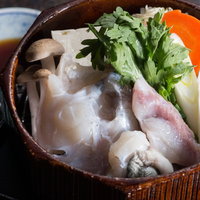 飛騨ふぐのせいろ蒸しを栄太郎自家製のポン酢で味わうの写真