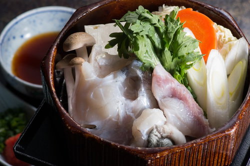 飛騨ふぐのせいろ蒸しを栄太郎自家製のポン酢で味わう