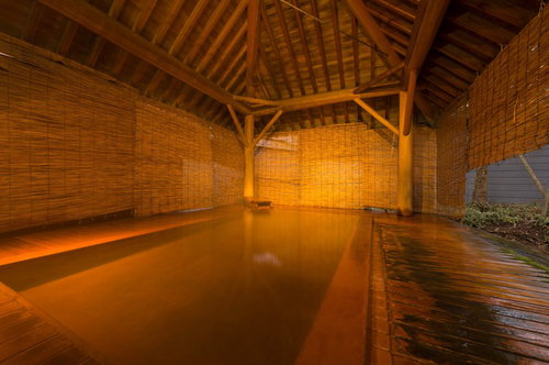 奥飛騨・平湯温泉の檜の露天風呂に流れ込む源泉かけ流しの湯