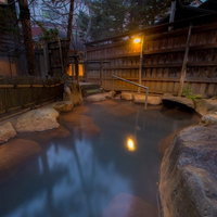 夜間にライトアップされた平湯館の貸切露天風呂の写真