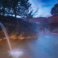 平湯館の岩露天風呂で源泉かけ流しを夜間に満喫の写真