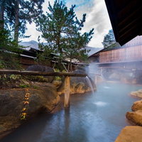 岐阜県の平湯館にある源泉かけ流し露天風呂の湯けむりの写真