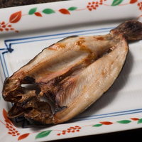 うす塩味のニジマス干物の朝食膳の写真