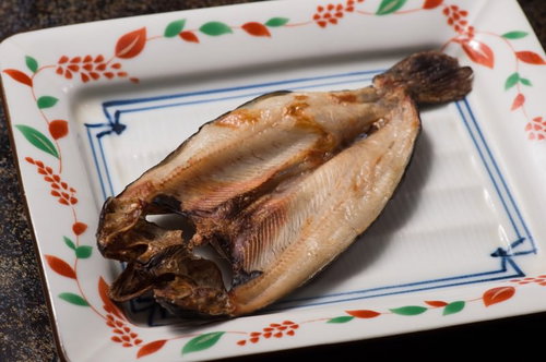 うす塩味のニジマス干物の朝食膳