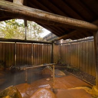 平湯館の貸切露天風呂で源泉かけ流し温泉を浴びるの写真