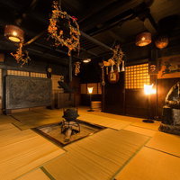 平湯温泉・平湯館旧館の囲炉裏を囲む和室空間の写真