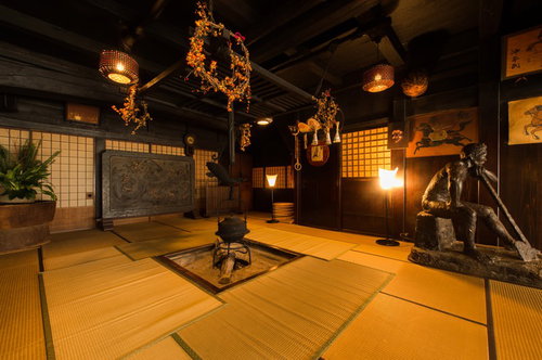 平湯温泉・平湯館旧館の囲炉裏を囲む和室空間