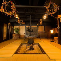 平湯温泉の老舗旅館・平湯館の囲炉裏と旧館の間の風景の写真