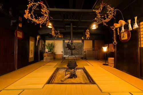 平湯温泉の老舗旅館・平湯館の囲炉裏と旧館の間の風景