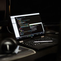 カットフルーツとまな板に並ぶレモンとキウイの写真