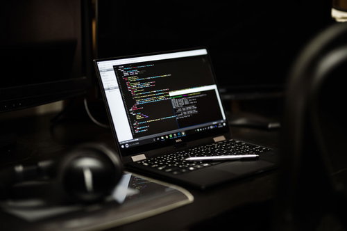 カットフルーツとまな板に並ぶレモンとキウイ