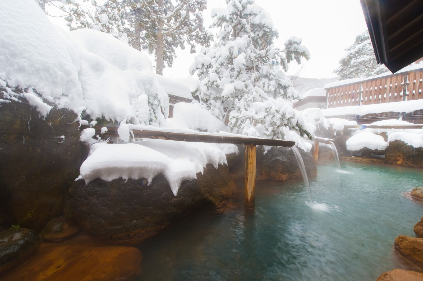 雪景色の平湯館露天風呂と湯気