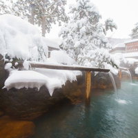 雪景色の平湯館露天風呂と平湯温泉の冬景観の写真