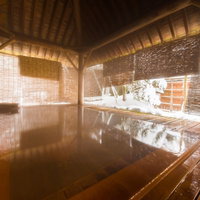 平湯館の総檜造り露天風呂で雪景色を楽しむの写真