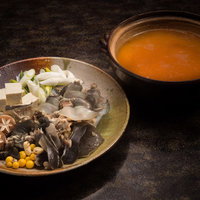 料理宿栄太郎のすっぽん鍋、平湯温泉の長瀬スッポン養殖場産の具材の写真