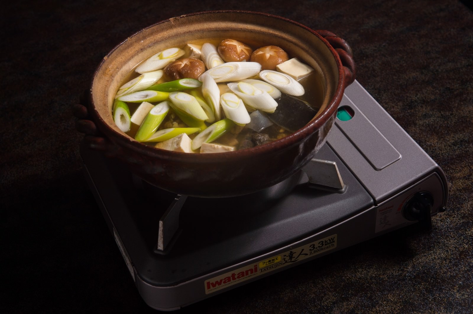 カセットコンロの土鍋で煮込むすっぽん鍋