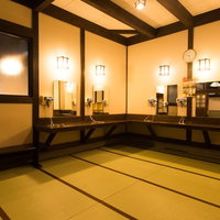 平湯温泉ひらゆの森の脱衣所にある鏡とドライヤーの写真