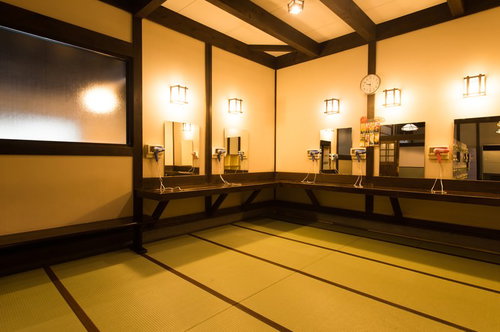 平湯温泉ひらゆの森の脱衣所にある鏡とドライヤー