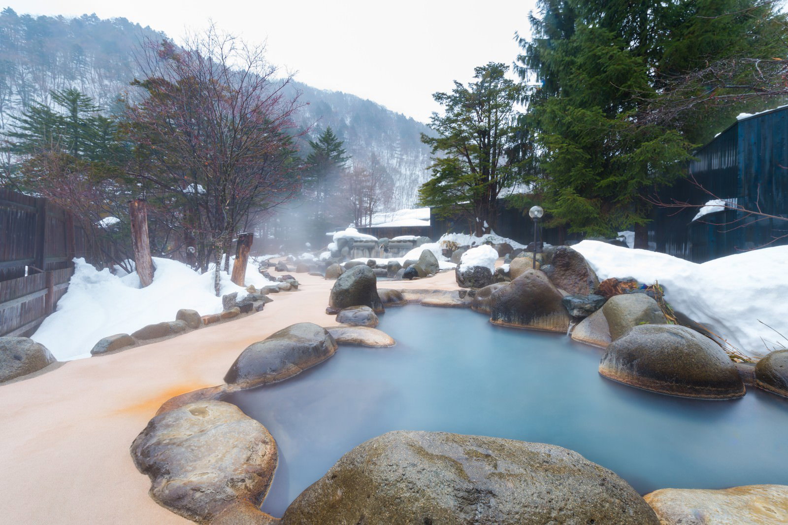 雪に囲まれた平湯温泉の露天風呂