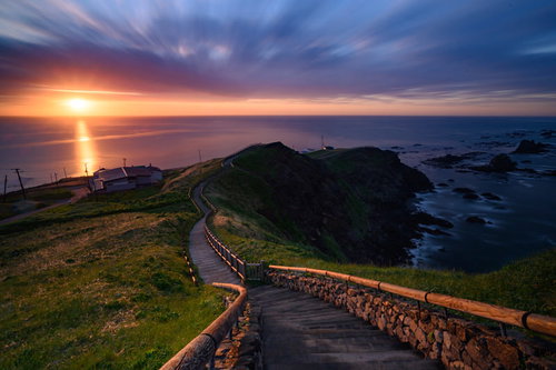 夜明けの襟裳岬、水平線から昇る朝日と木道