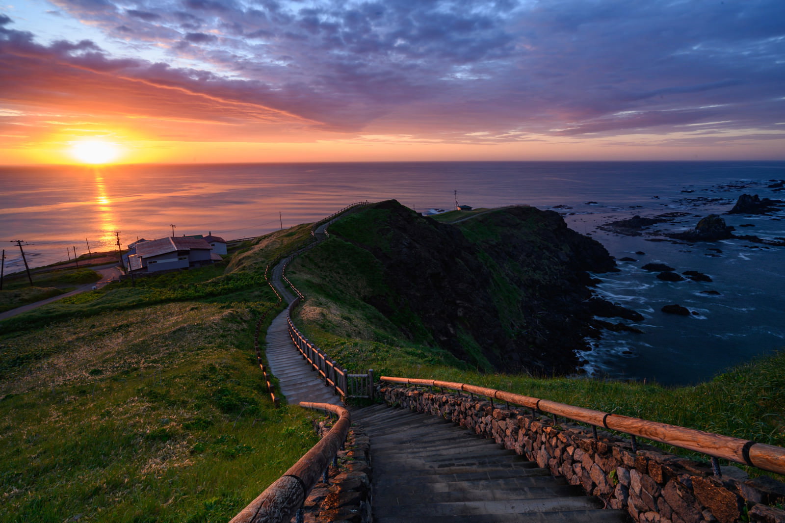 襟裳岬の木道から見た朝日と朝焼けのレイライン