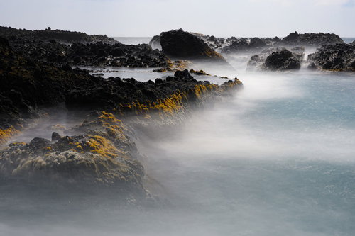 北海道積丹町出岬の岩礁に迫る波打ち際と水しぶき