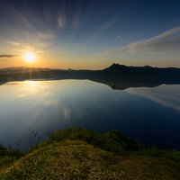朝日が昇る摩周湖の湖面リフレクション（北海道川上郡弟子屈町）の写真