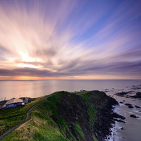 朝焼けに染まる襟裳岬と太平洋の海岸風景の写真