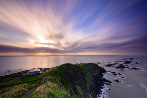 朝焼けに染まる襟裳岬と太平洋の海岸風景